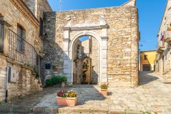 Guardia Perticara, il borgo dalle case in pietra in Basilicata, scorcio del centro storico.
