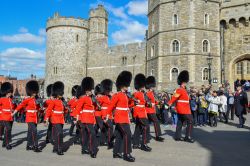 Guardie in marcia davanti al castello di Windsor, Regno Unito. Dall'epoca di Enrico I° d'Inghilterra, nel XII° secolo, il castello è stato abitato da numerosi monarchi ...