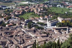 Il centro di Gubbio fotografato dall'alto.Prima fu un centro umbro, poi con i Romani fu municipio e si chiamò «lguvium». Nel Medioevo, divenuta libero Comune, pur ...