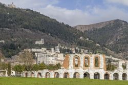 Gubbio, Umbria: il panorama della città con in primo piano il Teatro Romano, il centro medievale, e in alto il santuario di S Ubaldo sul monte Ingino.   - © Eder / Shutterstock.com ...