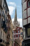 La guglia della cattedrale di Santa Maria di Bayonne vista da una stradina del centro storico (Francia).

