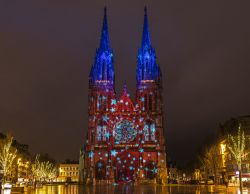 Le guglie di San Pietro e San Paolo illuminate con le luci natalizie a Ostenda, Belgio.

