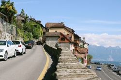 Guidando attraverso un villaggio nella regione di Lavaux, Svizzera, in una giornata di sole - © lulu and isabelle / Shutterstock.com