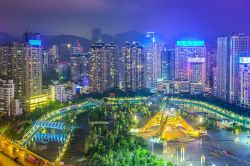 Guiyang, provincia di Guizhou (Cina): una pittoresca veduta di People's Square by night. 
