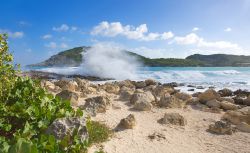 Half Moon Bay su un tratto di costa atlantica a Saint John's, Antigua and Barbuda. Situata sulla costa sud est di Antigua, a 5 minuti di auto dal villaggio di Freetown, questa baia ha una ...