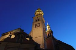 Hall inTirol: panoramica notturna della città. La città era famosa per le sue minere di Sale che portarono molta ricchezza. Nell'immagine il campanile della St.Nikolaus Pfarrkirche  ...
