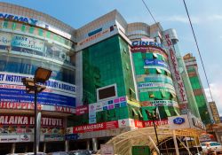 Ham Shopping Mall a Mekerere, Kampala, Uganda (Africa).  E' uno dei centri commerciali più grandi della città con cinema e banca - © Andreas Marquardt / Shutterstock.com ...