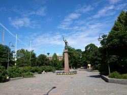 Hameenpuisto park a Tampere, Finlandia - Noto originariamente come Esplanadi, questo parco progettato da Carl Ludvig Engel nel 1830 ha modificato il proprio nome in Hameenpuisto solo nel 1936. ...