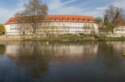 Hameln e il fiume Weser, Germania. Importante corso d'acqua della Germania nord occidentale che nasce dall'unione dei fiumi Fulda e Werra, la Weser attraversa nel suo alto corso la regione ...