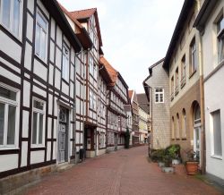 Hameln, la città dei topi, Germania. Basta seguire le tracce sulla pietra di questi simpatici roditori per raggiungere le principali attrazioni cittadine. Molti luoghi di interesse si ...