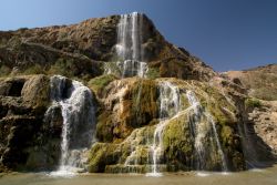 Le cascate termali Hammamat Ma'In nei pressi del Mar Morto, Giordania. Chiamate anche cascate di re Erode, queste cascate scendono dalle fenditure sopra una montagna. Sono di origine vulcanica ...