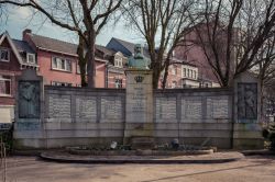 Hasselt (Belgio): il memoriale per il re Leopoldo II° e i collaboratori del Limburgo nel Congo Belga in piazza Colonnello Dusartplein - © Steven Van Aerschot / Shutterstock.com