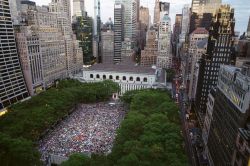 HBO Bryant Park Film Festival a New York City, Stati Uniti. Commedie, classici e film cult sono i protagonisti della rassegna di film che ogni lunedì sera, per l'intero periodo estivo, ...