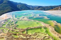 Hierve el Agua, valle di Oaxaca, Messico: le spettacoli sorgenti termali con le loro sfumature di verde e azzurro.



