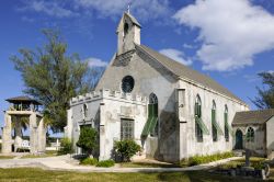 La chiesa anglicana di St. Patrick a Governor's Harbour, Eleuthera, Bahamas. L'edificio religioso, dalla facciata austera, è immerso nella natura rigogliosa di questo angolo di ...