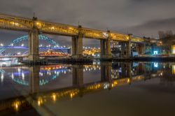 High Level Bridge by night a Newcastle upon Tyne, Inghilterra. Aperto al pubblico nel settembre 1849, si estende pe runa lunghezza di 408 metri raggiungendo i 26 metri di altezza. Sullo sfondo, ...