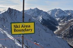 Highland Peak ad Aspen, Colorado. Una suggestiva veduta panoramica delle montagne innevate dalla ski area di Aspen.
