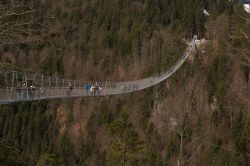 Highline 179, ponte pedonale sospeso a Reutte, Austria. Questa passerella sorretta da fili d'acciaio, larga poco più di 1 metro, è stata inaugurata nel 2014. E' costata ...