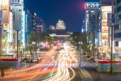 II centro di Himeji di notte, sullo sfondo il famoso castello- © skyearth / Shutterstock.com