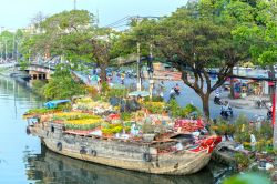 Ho Chi Minh City, Vietnam: il mercato dei fiori lungo la banchina sul canale - © Huy Thoai / Shutterstock.com