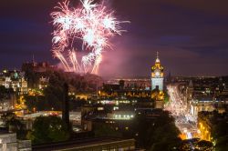 Hogmanay Edimburgo fuochi artificio capodanno scozia - © Andrea Obzerova / Shutterstock.com