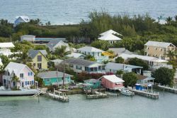 Veduta aerea dell'architettura caraibica a Hopetown, Abaco, Arcipelago delle Bahamas.

