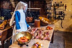 Hospices de Beaune, Francia: la statua in cera di una religiosa intenta a preparare i pasti per i malati - © Jacky D / Shutterstock.com