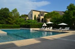 Mougins: l'Hotel 4 stelle Le Mas du Grand Vallon e la sua piscina