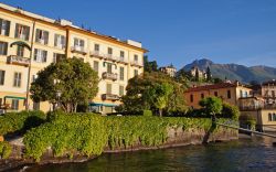 Hotel a Menaggio sul lago di Como, Lombardia. Un antico edificio affacciato sulle sponde del Lario accoglie questo hotel da cui si gode un impareggiabile panorama sul lago e i dintorni - © ...