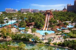 L'Hotel Atlantis a Paradise Island, Nassau, arcipelago delle Bahamas. E' uno dei resort di lusso delle Bahamas: oltre a piscine, campi da golf e spiagge da sogno ospita anche il parco ...