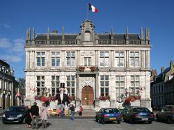 L' edificio dell'Hôtel de Ville (il Municipio) di Bergues, in Francia. La cittadina, situata nella regione Nord-Passo di Calais a pochi km dal confine con il Belgio, conta circa ...