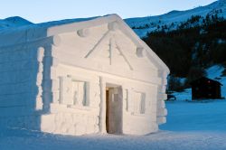 L'artista Vania Cusini ha trasformato anonimi blocchi di neve in due camere dal design alpino, ispirato ai secolari boschi di larice che coprono le pendici della valle di Livigno, e alle ...