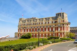 L'Hotel du Palais di Biarritz, Francia. Un tempo residenza estiva di Napoleone III°, questo storico palazzo del 1855 ospita ora un lussuoso hotel sul mare - © Palephotography / ...