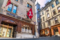 L'Hotel Les Armures nella vecchia città di Ginevra, Svizzera. Si affaccia in Rue du Puits-Saint-Pierre 1, nel centro storico cittadino, questo hotel dall'atmosfera unica. All'interno ...