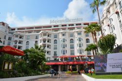 L'Hotel Majestic Barrière a Cannes, Costa Azzurra, Francia. Questo hotel di lusso affacciato sulla Croisette è stato costruito in stile Art Déco fra il 1923 e il 1926. ...