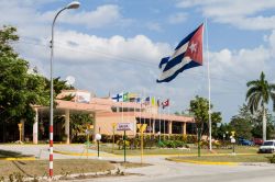 Hotel Pernik a Holguin, Cuba. L'ingresso dell'hotel situato in una delle zone verdi della città. Da qui partono escursioni e visite a spiagge, laghi e luoghi aborigeni di Cuba ...