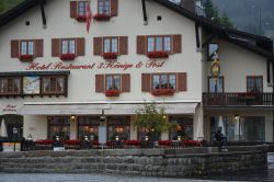 L'hotel ristorante 3 Konige & Post a Andermatt, Svizzera. Si trova presso lo storico ponte sul fiume Reuss a 450 metri dalla stazione ferroviaria. E' un bell'albergo a conduzione ...