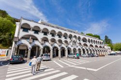 L'hotel Sao Bento situato di fronte al santuario, Terras de Bouro (Portogallo) - © StockPhotosArt / Shutterstock.com