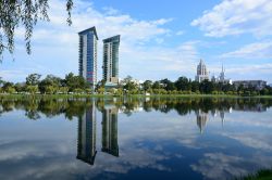 L'Hotel Sheraton e l'Hilton Hotel & Residences durante la loro costruzione a Batumi, Georgia. La cittadina è uno dei principali porti sul Mare Nero - © Vahan Abrahamyan ...