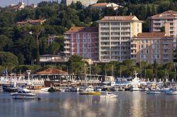 Una schiera di hotel davanti al lungomare di Portorose, una delle principali località termali della Slovenia - foto © Andreas R.
