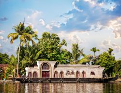 Una splendida houseboat solca le bacwaters di Alleppey (Alapphuza) nello stato del Kerala, India meridionale - foto © Pikoso.kz / Shutterstock.com

