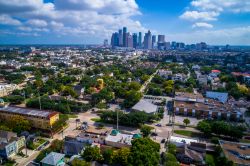 Houston, Texas: una pittoresca veduta della città con la skyline dei grattacieli sullo sfondo.


