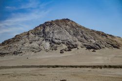 Huaca de la Luna a Trujillo, provincia de La Libertad (Perù). Il complesso sorge a circa 4 km dalla città di Trujillo vicino alla foce del Rio Moche - © marktucan / Shutterstock.com ...