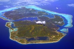 Huahine Island vista dall'aereo, Polinesia Francese: in primo piano, la pista dell'aeroporto lungo la costa.

