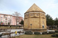 Hudavent Hatun Tomb nel centro cittadino di Nigde, Turchia. Questa tomba venne costruita per Hudavent Hatun, la figlia di Kilij Arslan IV° nel 1312. E' realizzata in pietra color ocra ...