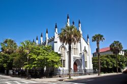 La Huguenot Church fu costruita a Charleston a metà del XIX secolo su progetto dell'architetto Edward Brickell White in stile neo-gotico ed è oggi tutelata come edificio storico - ...