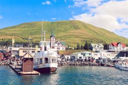 Husavik, Islanda: dal porto partono i tour in barca che conducono i turisti in mare per avvistare le balene - © padchas / Shutterstock.com