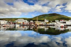 Husavik (Islanda) ha circa 2250 abitanti e si trova a 75 km da Akureyrie a 50 km dal Circolo Polare Artico.