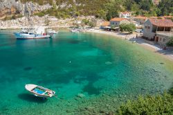 Una baia spettacolare vicino a Grebisce, isola di Hvar in Dalmazia - © Pawel Kazmierczak / Shutterstock.com