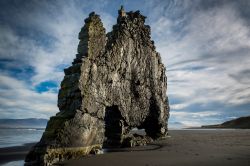 La Hvitserkur Rock, una spettacolare roccia basaltica che si trova circa 40 km più a nord di Hvammstangi. Siamo nella penisola di Vatnsnes, in Islanda.